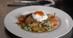 Mārtiņa Sirmā kartupeļu pankūkas ar lasi un kaviāru.