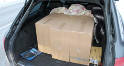 Valsts policija automašīnas bagāžas nodalījumā konstatē 30 000 cigarešu bez akcīzes nodokļu markām.