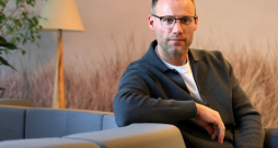 Kaspars Markševics: “Dziesma “Meitene ar zaļām acīm” bija mana
atgriešanās mūzikā”.