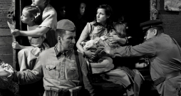 Baltijas valstīs daudzi ekrāna darbi vēsta par padomju okupācijas varas īstenoto deportāciju šausmām gan 1941., gan 1949. gadā. Kadrs no igauņu režisora Marti Heldes filmas “Caurvējā”.