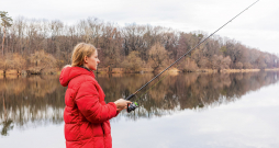 Makšķerēšana ezerā no krasta.