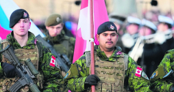 Kanādas karavīri Latvijas Republikas 107. gadadienai veltītajā militārajā parādē Rīgā 11. novembra krastmalā.