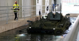 Eiropai neatliekami jāpastiprina sava militārā ražošana. Attēlā: "Patria" 6x6 bruņumašīnas izmēģinājumu demonstrējums ražotnē Valmierā.