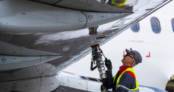 Degviela parasti veido 20–40% no aviokompāniju darbības izmaksām. Tāpēc, ja degviela joprojām saglabāsies dārga un tās cena augs vēl, tad sagaidāms, ka sadārdzināsies arī biļešu cenas.