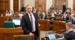 Par satiksmes ministra Ata Švinkas demisiju nobalsoja 48 deputāti, pret bija 50, bet viens atturējās.