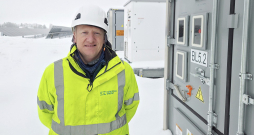 "Šajās dienās ekspluatācijā tiks nodota 65 megavatstundu (MWh) ietilpīga akumulatoru iekārta, kas ir pievienota 78,5 megavatu (MW) jaudīgajam Anīkšču saules parkam. Nākamais projekts tiks būvēts Saldū, kur mēs šovasar uzstādīsim 105 MWh akumulatoru, kas tīklam tiks pieslēgts šī gada vasarā," informē "European Energy" būvniecības projekta vadītājs Artūrs Neimanis. "Šajās dienās ekspluatācijā tiks nodota 65 megavatstundu (MWh) ietilpīga akumulatoru iekārta, kas ir pievienota 78,5 megavatu (MW) jaudīgajam Anīkšču saules parkam. Nākamais projekts tiks būvēts Saldū, kur mēs šovasar uzstādīsim 105 MWh akumulatoru, kas tīklam tiks pieslēgts šī gada vasarā," informē "European Energy" būvniecības projekta vadītājs Artūrs Neimanis.