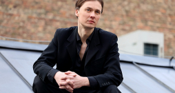 Mārtiņš Meiers: "Stāstu "Runcis zābakos" mēs cenšamies izstāstīt kā spēlējoties – godīgi, ar sirdi, kā bērnībā, kad bez jebkādiem aizspriedumiem varēja iedomāties un pieņemt – tu būsi princese, tu – karalis, bet tu – briesmonis, un tu – trešais tēva dēls…"