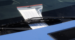 Autostāvvietas "EuroPark" darbinieka izrakstītā soda kvīts.