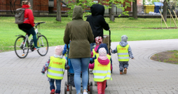 Bērnudārza grupiņa Esplanādē, Rīgā.