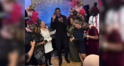 Entonijs Džošua Mātes dienas pasākumā.