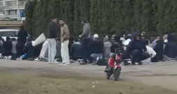 Musulmaņu masveida lūgšanās Pļavniekos. 