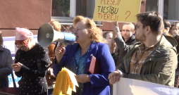 Protesta akcija pie Saeimas, lai aizsargātu darbinieku tiesības uz pienācīgu un taisnīgu samaksu par virsstundu darbu.