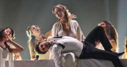 Muzikālā šova "Koru kari" trešā tiešraide.