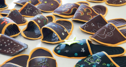 Izšūtās čībiņas.