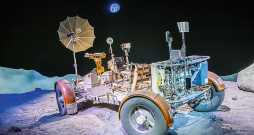 Mēness pašgājējs Hjūstonas kosmosa centrā. Ar akumulatoru darbināmais četrriteņu rovers tika izmantots uz Mēness pēdējās trīs “Apollo” programmas misijās.