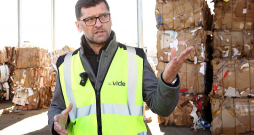 "Eco Baltia Vide" direktors Andris Ziemelis: "Katrai dedzināšanai sūtītajai kravai veic analīzes. Ik pēc desmit dienām saņemam atskaiti par sūtītā materiāla kvalitāti. Svarīgākie rādītāji ir siltumspēja un mitrums. Nedrīkst būt pārsniegti arī hlora un dzīvsudraba piemaisījuma rādītāji.