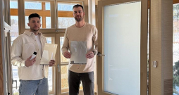 "Šobrīd aktīvi informējam logu ražotājus un potenciālos klientus par viedās plēves tehnoloģijas pieejamību un priekšrocībām, vietējā tirgū vairojot sapratni par šādu risinājumu," saka uzņēmuma "Filmbase" līdzīpašnieks Edgars Damalts (pa labi), neslēpjot, ka uzņēmums sadarbībā ar logu ražotājiem plāno startēt arī eksporta tirgos. "Šobrīd aktīvi informējam logu ražotājus un potenciālos klientus par viedās plēves tehnoloģijas pieejamību un priekšrocībām, vietējā tirgū vairojot sapratni par šādu risinājumu," saka uzņēmuma "Filmbase" līdzīpašnieks Edgars Damalts (pa labi), neslēpjot, ka uzņēmums sadarbībā ar logu ražotājiem plāno startēt arī eksporta tirgos.