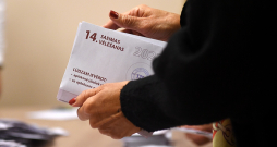 Vēlēšanu iecirkņu komisiju darbinieki esot gatavi strādāt arī ar manuālu balsu skaitīšanu.
