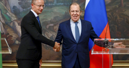 Ungārijas ārlietu ministrs Pēters Sijārto (no kreisās) un Krievijas ārlietu ministrs Sergejs Lavrovs preses konferencē Maskavā 2022. gada 21. jūlijā. Kopš Krievijas pilna mēroga iebrukuma Ukrainā 2022. gada februārī Sijārto Krieviju ir apmeklējis 16 reizes.