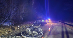 Pēc "BMW" sadursmes ar "Toyota Hilux" limuzīns sadalījies fragmentos, bet džips pārlidojis grāvim, kur to apturējis mežs.