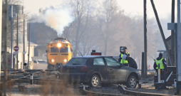 Uz sliedēm atstātais automobilis.