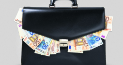 Nauda, banknotes. Ilustratīvs attēls.