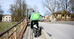 "Bolt" velokurjers uz elektrovelosipēda.