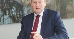 "Arī mājsaimniecībām arvien svarīgāk kļūst nošķirt to, ko tās var un ko nevar ietekmēt. Tā būtu prioritāšu noteikšana, atsakoties no nebūtiskiem tēriņiem, iespējams, arī lielāku pirkumu atlikšana uz stabilāku kopējo situāciju. Šajā stratēģijā iekļaujas arī piemājas dārzi un siltumnīcas, atgriešanās pie pārtikas audzēšanas pašpatēriņam," domā Edgars Voļskis.