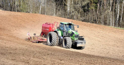 Augstās dīzeļdegvielas cenas ietekmē arī lauksaimniekus. "Lauksaimniecībai ir svarīga loma mūsu valsts ekonomikā, īpaši attiecībā uz pārtikas ražošanu. Mums ir jāpalīdz zemniekiem šajā energokrīzes situācijā, lai Latvijas laukos jau tuvākajā laikā sekmīgi varētu sākt pirmos pavasara darbus," iepriekš norādījuši Zaļo un zemnieku savienības pārstāvji, aicinot valdību samazināt akcīzes nodokli degvielai.
