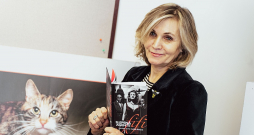 Ērika Šmeļkova savas grāmatas atvēršanas svētkos patversmes "Dzīvnieku draugs" 25 gadu jubilejas svinībās.