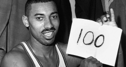 Vilts Čemberlens pozē ar zīmīti, kurā redzams, cik punktu viņš sametis pretinieku grozā vienas spēles laikā. Tas joprojām ir viens no ikoniskākajiem NBA rekordiem.