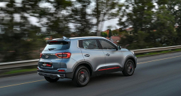 "Chery Tiggo 4": auto ar vienkāršu benzīna motoriņu, pietiekamu (90 ZS) vienmērīgai kustībai mums atļautos ātrumos. "Chery Tiggo 4": auto ar vienkāršu benzīna motoriņu, pietiekamu (90 ZS) vienmērīgai kustībai mums atļautos ātrumos.