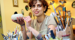 "Es nebūtu izturējusi, ja man nebūtu iespējas darīt to, ko es mīlu," saka ukraiņu māksliniece Polina Krasavina, kura kādā Vecrīgas ieliņā atvērusi keramikas studiju veikaliņu.