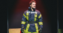 Iestudējumā "Parasta pirmdiena" uz skatuves – Edgars Ozoliņš.