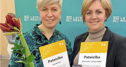 Tulkotāja Dace Meiere (no kreisās) kopā ar izdevniecības "Latvijas Mediji" direktori Kristīni Kirkilu.