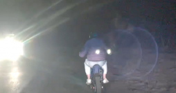 Bēgošais motocikla vadītājs.