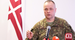 Nacionālo bruņoto spēku Apvienotā štāba priekšnieka vietnieks operacionālajos jautājumos/ Sauszemes komponenta priekšnieks brigādes ģenerālis Egils Leščinskis piedalās preses konferencē par Krāslavas novadā nokritušo dronu.