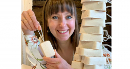 Saimniece Dana Purviņa piedāvā apgūt ziepju auksto gatavošanas procesu – vienkāršu un pārbaudītu metodi mājas apstākļos radīt dabīgu un kvalitatīvu līdzekli.