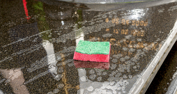 Pulētu akmens virsmu tīrīšanai izmanto mīkstu sūkli. Pulētu akmens virsmu tīrīšanai izmanto mīkstu sūkli.