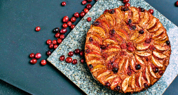 Rupjmaizes sacepums ar dzērvenēm un āboliem.