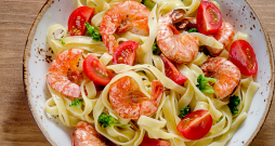 Pastas salāti ar turku zirņiem un garnelēm.