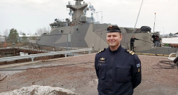 Somija arī samērā mierīgos laikos ir mērķtiecīgi attīstījusi pati savu militāro rūpniecību. Attēlā: Somijā ražots krasta apsardzes kuģis. Arī Apvienoto reaģēšanas spēku līderi samita ietvaros apmeklēs citu jaunu militāro patruļkuģi, ko var izmantot visu gadu un jebkuros apstākļos Baltijas jūrā robežapsardzības uzturēšanai, meklēšanas un glābšanas operācijām, kā arī naftas noplūdes seku likvidēšanai jūrā. Somija arī samērā mierīgos laikos ir mērķtiecīgi attīstījusi pati savu militāro rūpniecību. Attēlā: Somijā ražots krasta apsardzes kuģis. Arī Apvienoto reaģēšanas spēku līderi samita ietvaros apmeklēs citu jaunu militāro patruļkuģi, ko var izmantot visu gadu un jebkuros apstākļos Baltijas jūrā robežapsardzības uzturēšanai, meklēšanas un glābšanas operācijām, kā arī naftas noplūdes seku likvidēšanai jūrā.