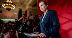 Dānijas premjerministre Mete Frederiksena vēlēšanu naktī Kopenhāgenā. Frederiksenas vadīto sociāldemokrātu ierindošanās pirmajā vietā negarantē viņas turpmāku atrašanos valdības vadītājas amatā. Dānijas premjerministre Mete Frederiksena vēlēšanu naktī Kopenhāgenā. Frederiksenas vadīto sociāldemokrātu ierindošanās pirmajā vietā negarantē viņas turpmāku atrašanos valdības vadītājas amatā.