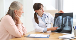 Diagnozes apstiprināšanai nepieciešams plaušu rentgens un krēpu analīze.