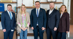 Pozējot kopīgajam foto, visi ir smaidīgi, bet sarunas gaita nemaz neesot bijusi tik draudzīga. No kreisās: LOK sporta direktors Juris Šics, SOK prezidente Kirstija Koventrija, LOK prezidents Raimonds Lazdiņš, ģenerālsekretārs Raitis Keselis un starptautisko programmu vadītāja Maruta Taima. Pozējot kopīgajam foto, visi ir smaidīgi, bet sarunas gaita nemaz neesot bijusi tik draudzīga. No kreisās: LOK sporta direktors Juris Šics, SOK prezidente Kirstija Koventrija, LOK prezidents Raimonds Lazdiņš, ģenerālsekretārs Raitis Keselis un starptautisko programmu vadītāja Maruta Taima.