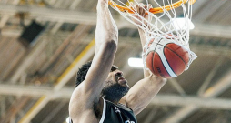 Nepilnus 28 gadus vecais amerikāņu centrs Brendons Hafmens ir viens no fiziski jaudīgākajiem Latvijas klubu basketbolistiem ilgā laika periodā, un tikšana pie viņa sezonas laikā ir liela "VEF Rīgas" veiksme. Nepilnus 28 gadus vecais amerikāņu centrs Brendons Hafmens ir viens no fiziski jaudīgākajiem Latvijas klubu basketbolistiem ilgā laika periodā, un tikšana pie viņa sezonas laikā ir liela "VEF Rīgas" veiksme.