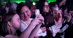 Bērns izmanto viedtālruni. Ilustratīvs attēls. Bērns izmanto viedtālruni. Ilustratīvs attēls.