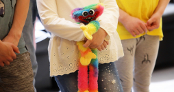 Bērns tur rotaļlietu. Ilustratīvs attēls.