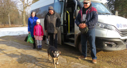 Ar šoferi Raimondu pie stūres autobuss no Gulbenes nokļuvis līdz galapieturai Letēs. Pasažieri Valdi sagaida mazmeitiņa Madara un Reksis. No ciemošanās mājās atgriezusies Mārīte.