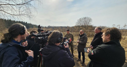 Žurnālisti Krāslavas novada Svariņu pagasta Dobročinā iztaujā aizsardzības ministru Andri Sprūdu, pulkvežleitnantu Pēteri Suveizdu un Krāslavas novada domes priekšsēdētāju Gunāru Upenieku.